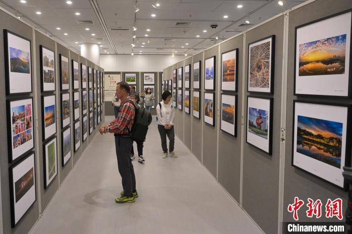 參觀者觀賞攝影聯(lián)展作品?！￡愑乐Z 攝