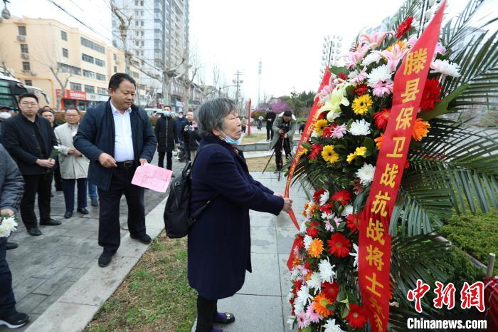 王銘章將軍兒媳白光蓮女士整理花籃緞帶?！≤囄募?攝