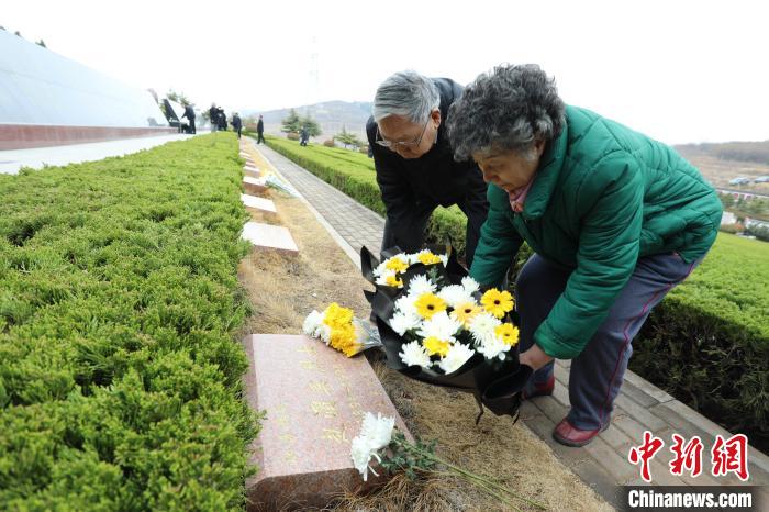 參戰(zhàn)將士后人紛紛手捧鮮花，分別進(jìn)行祭奠憑吊?！￡悵?攝