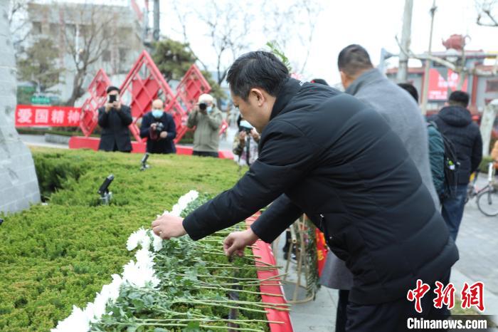滕州市社會(huì)各界群眾和抗戰(zhàn)將士后人代表分別向先輩敬獻(xiàn)菊花。　陳濤 攝