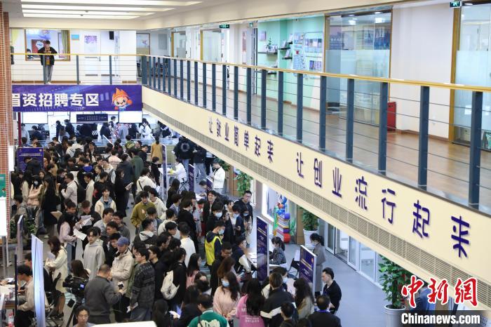 圖為成渝地區(qū)雙城經(jīng)濟圈軟件和信息服務業(yè)專場招聘現(xiàn)場?！≈貞c人社供圖