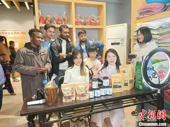 圖為留學(xué)生參觀裴寨社區(qū)的電商。　王玲玲 攝
