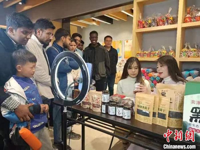 圖為留學(xué)生參觀裴寨社區(qū)的電商?！⊥趿崃?攝
