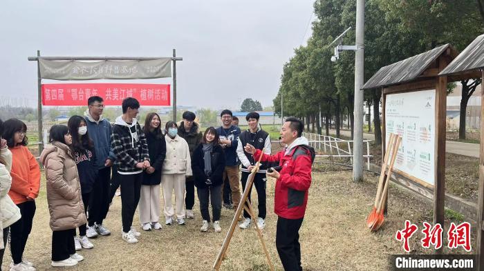 圖為第四屆“鄂臺(tái)青年，共美江城”植樹活動(dòng)3月19日在武漢舉行 武一力 攝