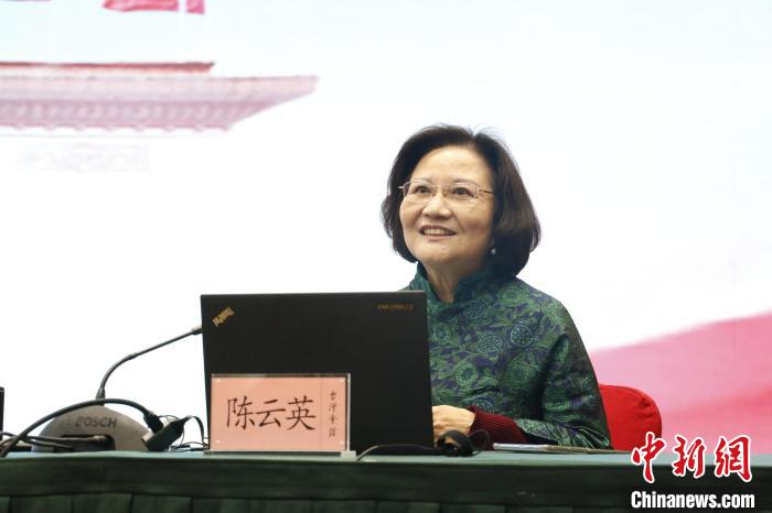 圖為全國人大代表、全國臺聯(lián)副會長陳云英介紹臺灣團代表在十四屆全國人大一次會議期間的履職情況。　朱賀 攝