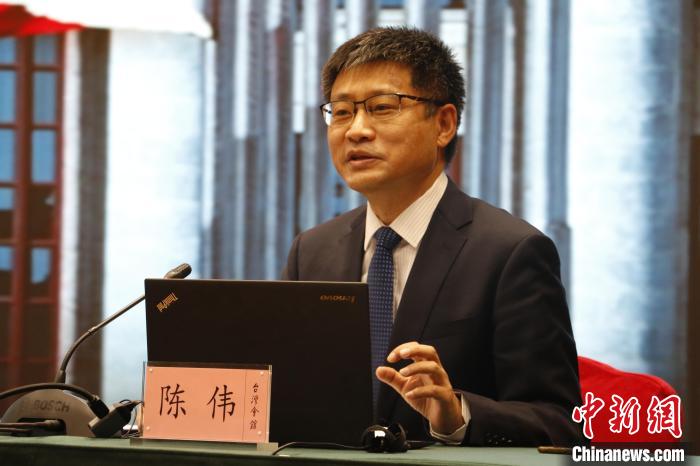 圖為全國政協(xié)委員、臺盟北京市委會專職副主委陳偉介紹全國政協(xié)十四屆一次會議臺盟、臺聯(lián)界委員的參會情況?！≈熨R 攝