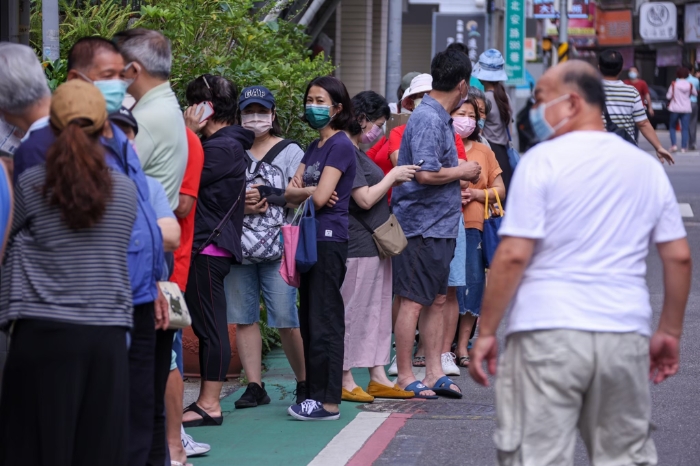 圖為去年疫情爆發(fā)，臺灣民眾搶買快篩照