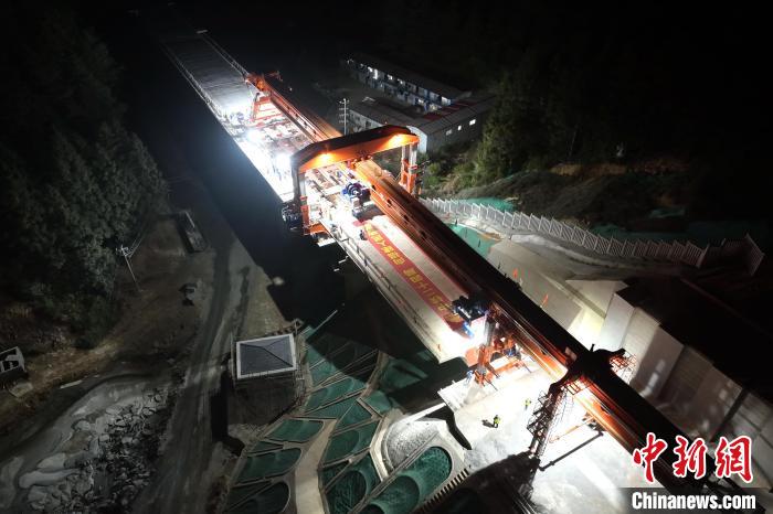 最后一榀箱梁精準落到龍巖市上杭縣東山大橋0號和1號橋墩上。　楊國鑫 攝