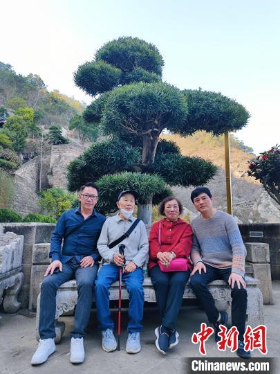 張香娟(右二)與親人留影?！貛X臺(tái)辦供圖