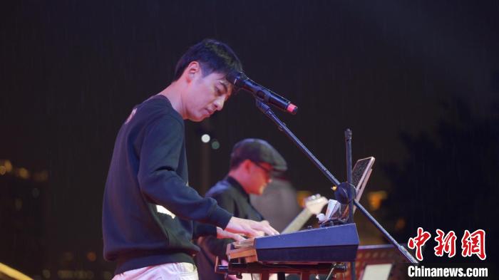 圖為“閩江之心”兩岸街頭文藝活動，臺胞張家豪在表演?！☆亗バ?攝
