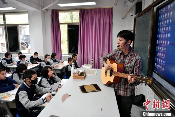 圖為3月16日，張家豪在福建福州延安中學教學。 <a target='_blank' href='/'>中新社</a>記者 呂明 攝