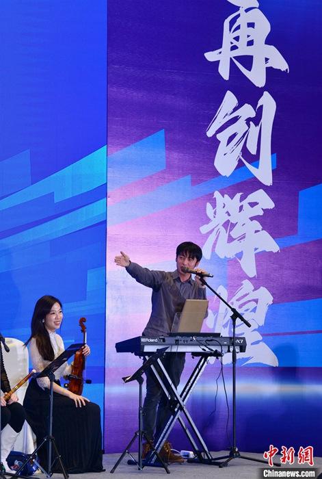 圖為3月9日，福建福州，張家豪(右)與林佳臻在臺上演出。 <a target='_blank' href='/'>中新社</a>記者 呂明 攝