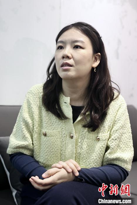 出身于臺灣食品制造世家的“80后”臺青湯雯喻，已扎根北京23年，如今正以創(chuàng)新發(fā)展的方式致力于打造烘焙甜品“百年老店”。圖為3月3日，湯雯喻在北京接受記者采訪。