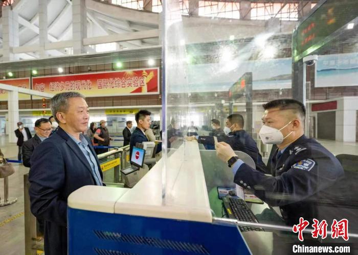 平潭邊檢站民警對臺商辦理出入境邊防檢查手續(xù)進行演練。　莊敏全 攝