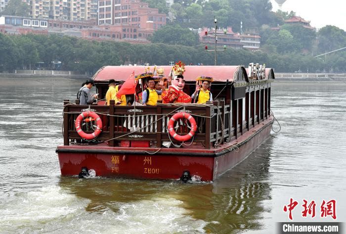 兩岸青年從福州市臺(tái)江區(qū)三通橋頭出發(fā)，乘坐閩江福船，賜福兩岸?！蚊?攝