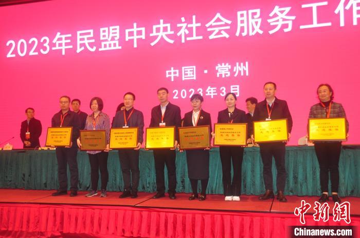 先進(jìn)組織和先進(jìn)個(gè)人獲表彰?！∈方ㄞr(nóng) 攝