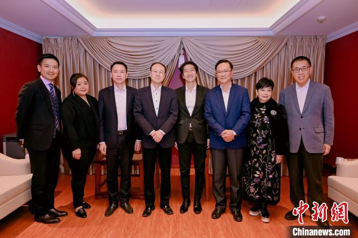 香港駐京辦主任鄭偉源(左五)與一眾嘉賓合影?！∠愀垴v京辦供圖