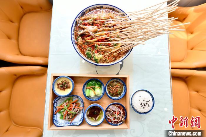 圖為“熊貓專列”上的成都特色美食?！『緩?攝