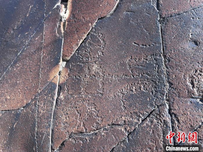 圖為稱多縣境內(nèi)的巖畫。　李江寧 攝
