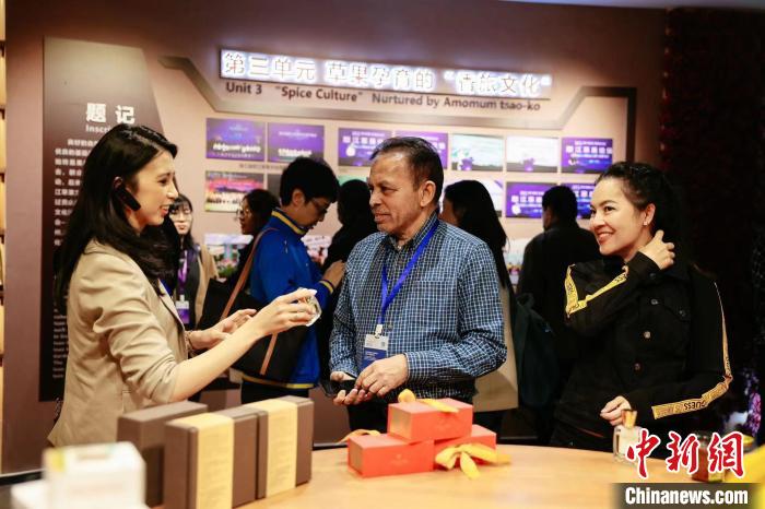 圖為外賓在草果主題展廳體驗草果產(chǎn)品?！≈鬓k方供圖