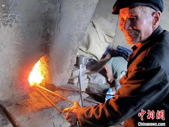 吳天惠正在煅燒鐵塊?！∈茉L者供圖