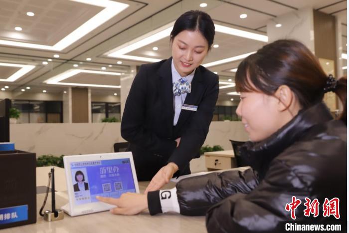 “最多跑一次”服務(wù)現(xiàn)場?！∨_州市委宣傳部供圖