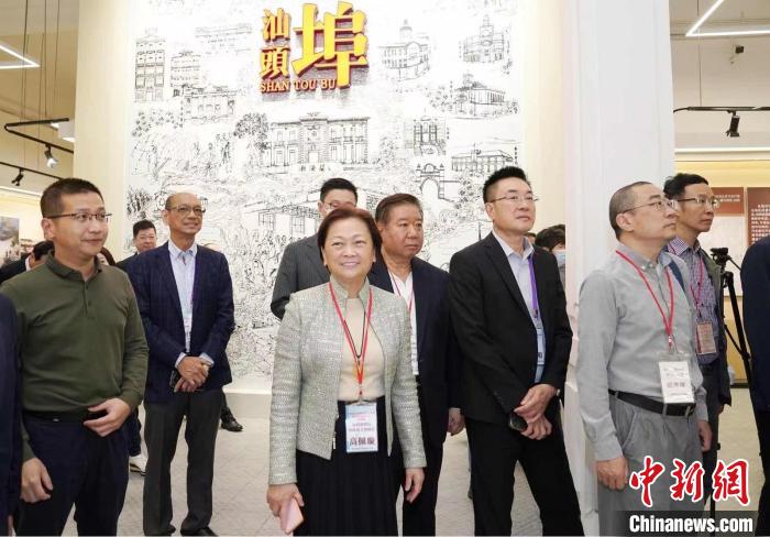 訪問團正在汕頭參觀，全國政協(xié)委員、香港汕頭社團總會主席高佩璇(中)亦與訪問團同行?！』顒又鬓k方供圖