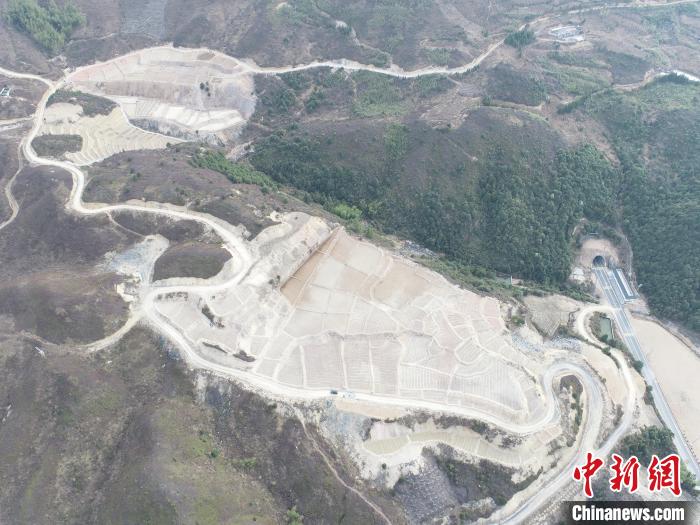 東源鄉(xiāng)安基崗歷史遺留損毀采礦用地復(fù)墾項(xiàng)目俯瞰。　季慶強(qiáng) 攝
