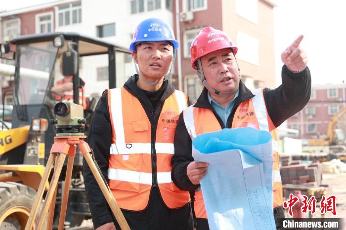 工作人員為居民講解社區(qū)改造事宜。　徐輝 攝
