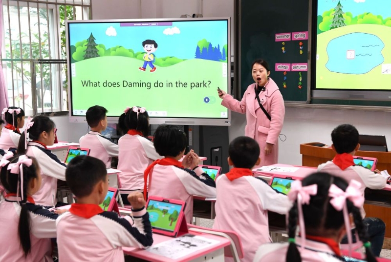 南寧市玉蘭路小學(xué)的學(xué)生在智慧教室上英語課(2018年12月27日攝)。（圖源：新華網(wǎng)）