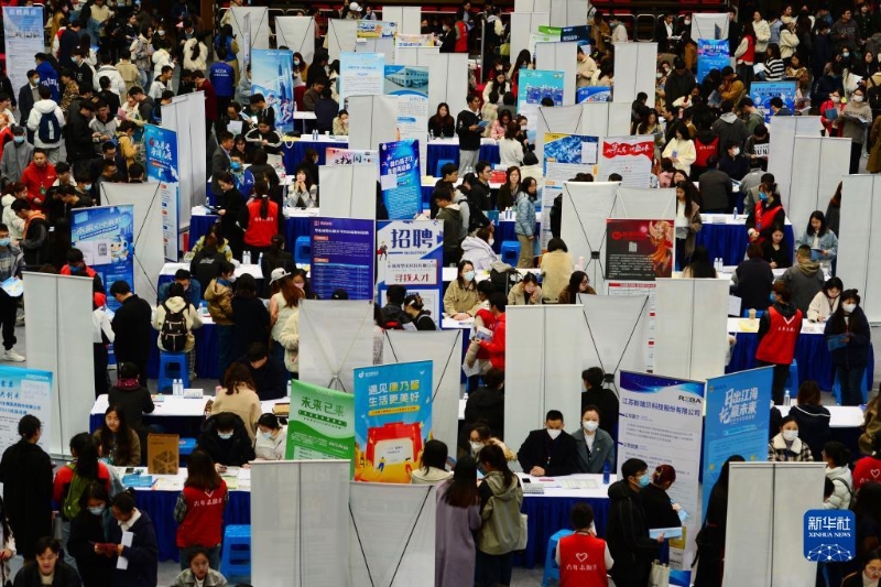 3月26日在江蘇無錫拍攝的江南大學(xué)2023屆畢業(yè)生春季大型招聘會現(xiàn)場。（圖源：新華社）