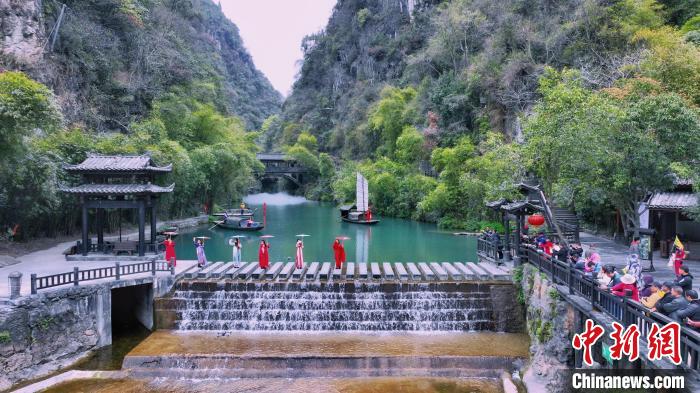 隨著湖北開啟賞花游，宜昌三峽人家風(fēng)景區(qū)迎來各地游客 周星亮 攝