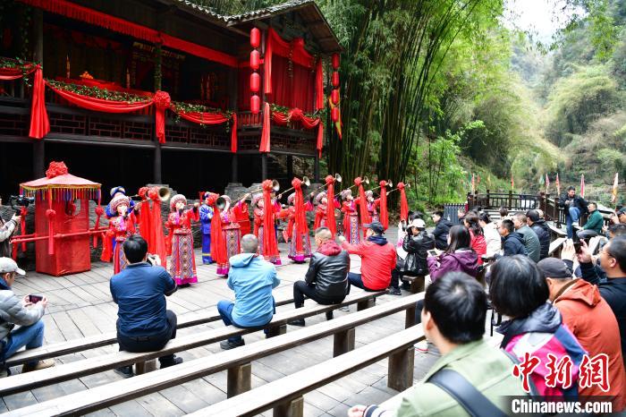 三峽人家景區(qū)內(nèi)，土家族特色的“婚禮”正在進(jìn)行 趙明 攝
