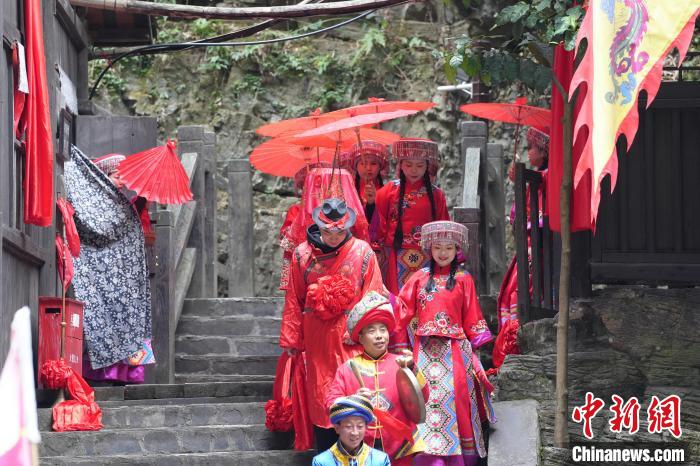 宜昌三峽人家景區(qū)內(nèi)，土家族特色的“婚禮”正在進(jìn)行 董曉斌 攝