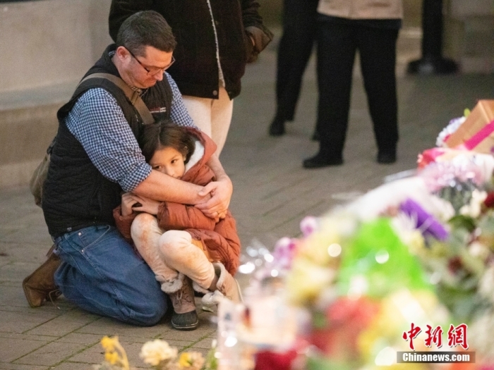當?shù)貢r間1月27日，民眾在美國加利福尼亞州半月灣市舉行的守夜活動中悼念槍擊事件遇難者。1月23日下午，半月灣市發(fā)生槍擊事件，造成7人死亡、1人受傷。中新社記者 劉關(guān)關(guān) 攝