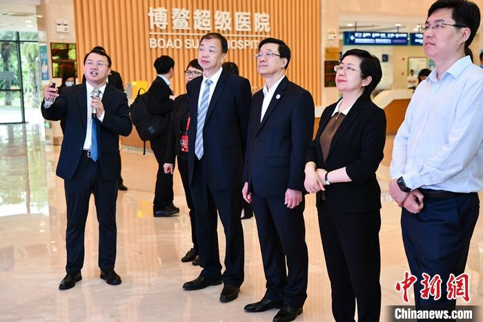 3月29日，前來(lái)海南參加博鰲亞洲論壇2023年年會(huì)的香港特別行政區(qū)行政長(zhǎng)官李家超一行參觀考察了博鰲樂城國(guó)際醫(yī)療旅游先行區(qū)。該園區(qū)是海南自貿(mào)港重點(diǎn)園區(qū)，目前有四家港資企業(yè)投資。圖為李家超參訪海南博鰲超級(jí)醫(yī)院。 <a target='_blank' href='/'>中新社</a>記者 駱云飛 攝 　