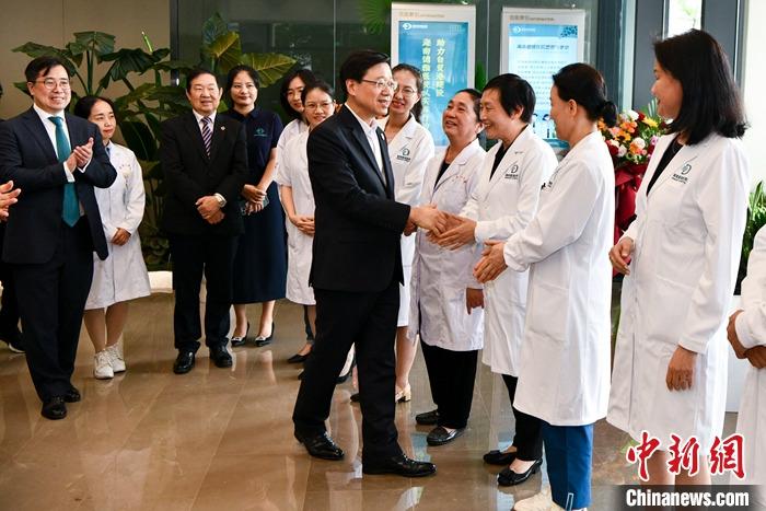 3月29日，前來(lái)海南參加博鰲亞洲論壇2023年年會(huì)的香港特別行政區(qū)行政長(zhǎng)官李家超一行參觀考察了博鰲樂城國(guó)際醫(yī)療旅游先行區(qū)。該園區(qū)是海南自貿(mào)港重點(diǎn)園區(qū)，目前有四家港資企業(yè)投資。圖為李家超參訪港資醫(yī)療機(jī)構(gòu)海南德雅醫(yī)院并與醫(yī)護(hù)人員握手。 <a target='_blank' href='/'>中新社</a>記者 駱云飛 攝 　