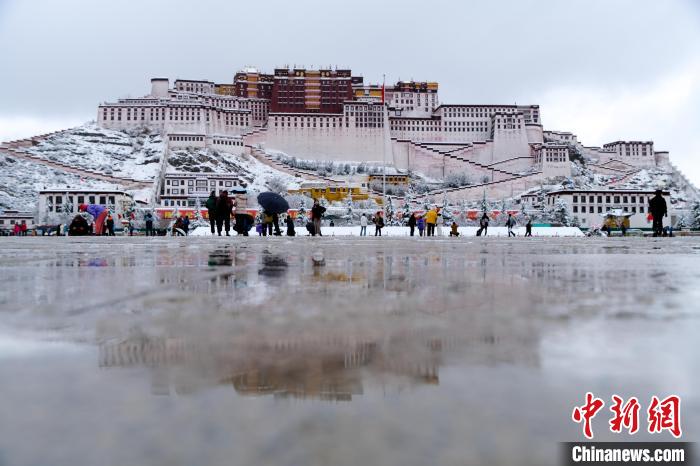 雪后，游客在布達(dá)拉宮廣場(chǎng)?！〗w波 攝