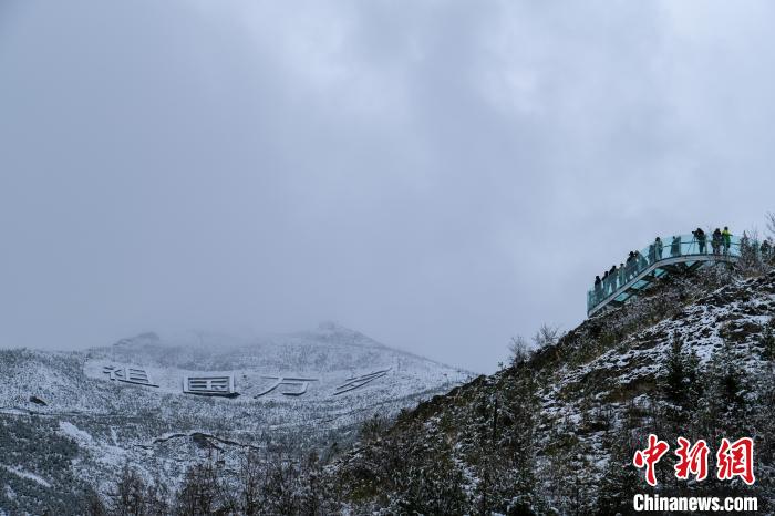 游客在拉薩南山公園觀景臺(tái)登高賞雪?！〗w波 攝
