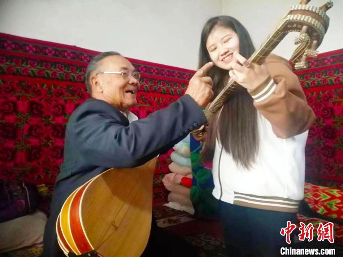 如今，喀迪爾·伊卜拉伊木收了30多個(gè)徒弟?！￡悘?qiáng) 攝
