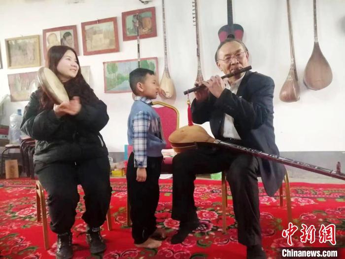 50多年來(lái)，喀迪爾·伊卜拉伊木搜集整理輪臺(tái)民間歌謠200多首，創(chuàng)作了200余首歌頌社會(huì)風(fēng)貌和好人好事 陳彥強(qiáng) 攝