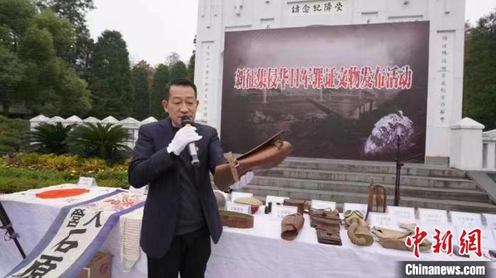吳建宏介紹征集到的侵華日軍罪證文物?！∈茉L者供圖