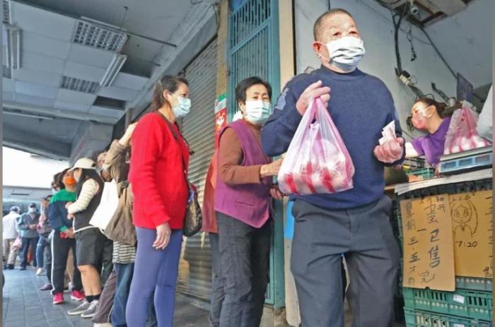 蛋行出現(xiàn)排隊(duì)買(mǎi)雞蛋的人潮。圖片來(lái)源：臺(tái)灣《聯(lián)合報(bào)》記者陳正興攝。.jpg