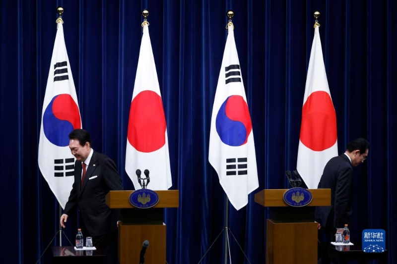 3月16日，在日本東京首相官邸，韓國總統(tǒng)尹錫悅（左）與日本首相岸田文雄（右）出席聯(lián)合新聞發(fā)布會后各自走下講臺。（圖源：新華社）
