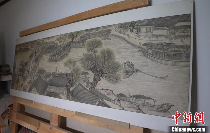 藺烈板刻線畫作品《清明上河圖》。　戎睿 攝
