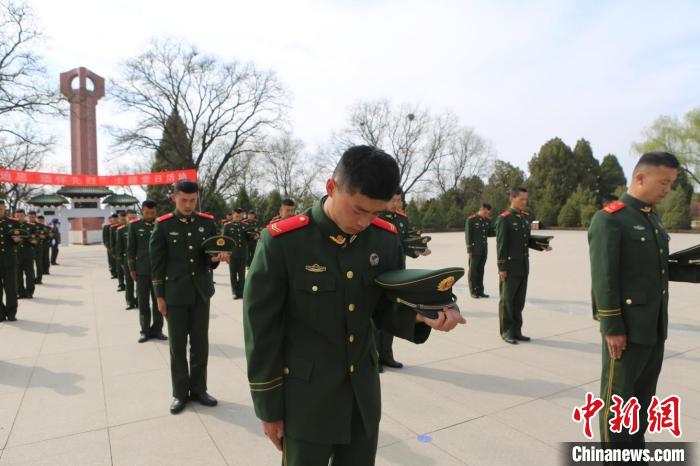 武警官兵脫帽默哀緬懷先烈?！「瘀H鵬 攝