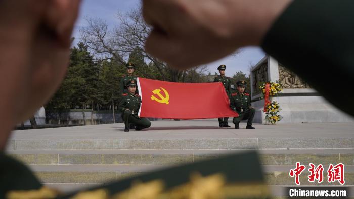 武警官兵重溫入黨誓詞?！「瘀H鵬 攝
