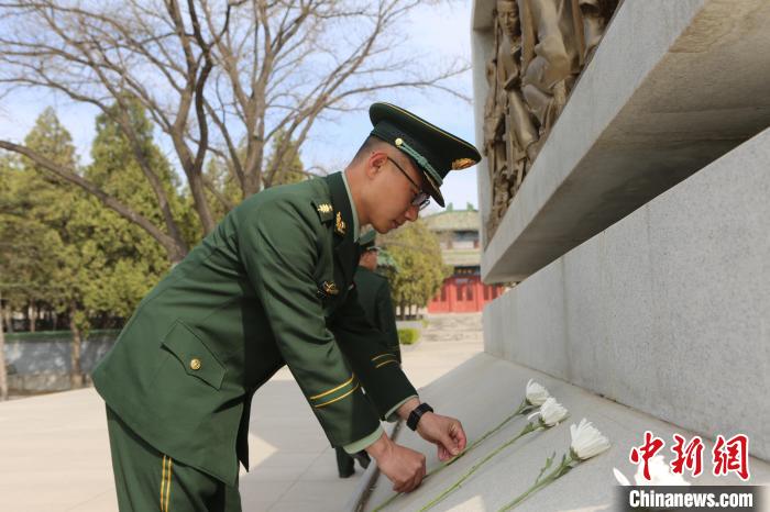 武警官兵向烈士紀(jì)念碑獻(xiàn)花寄托哀思。　馮濤 攝