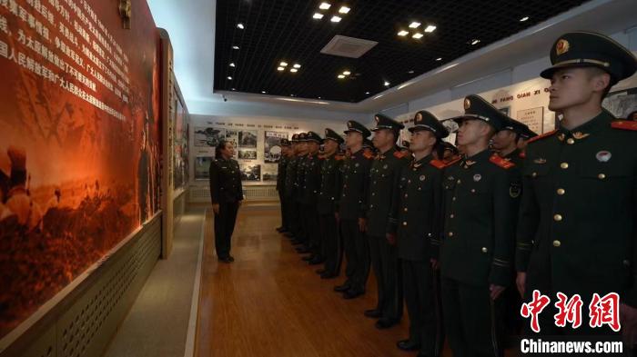 武警官兵參觀太原解放紀(jì)念館?！÷赏?攝
