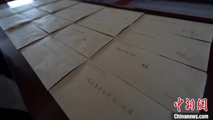武警官兵寫給革命先烈的一封信?！÷赏?攝